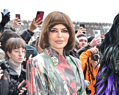 lisa rinna bowl cut|Lisa Rinna debuted a bowl haircut during Fashion。